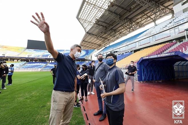 대한축구협회 관계자(왼쪽)가 지난 9월 6일 수원월드컵경기장을 방문한 AFC 아시안컵 실사단에게  시설을 소개하고 있다. 대한축구협회 제공