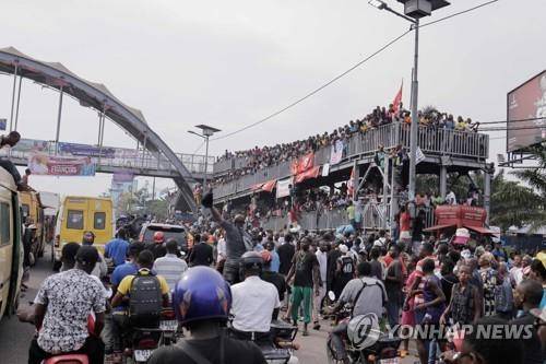 민주콩고 수도 킨샤사 거리의 프란치스코 교황 환영 인파 (킨샤사<콩고민주공화국> AFP=연합뉴스) 31일(현지시간) 오후 콩고민주공화국(민주콩고) 수도 킨샤사 거리에서 프란치스코 교황의 방문을 환영하는 시민들이 몰려 있다. 2023.1.31 
photo@yna.co.kr
(끝)