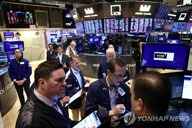 NYSE 입회장에 있는 트레이더들의 모습 [연합뉴스 자료사진]