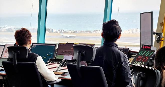 바쁘게 돌아가는 제주공항 관제탑     (제주=연합뉴스) 변지철 기자 = 지난 1월 27일 촬영한 제주공항 관제탑 내부 모습. 제주지방항공청 소속 관제사들이 근무하고 있다. 2023.2.1