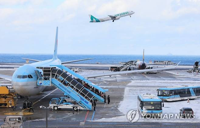 뜨고, 내리고, 타는 제주공항 [연합뉴스 자료사진]