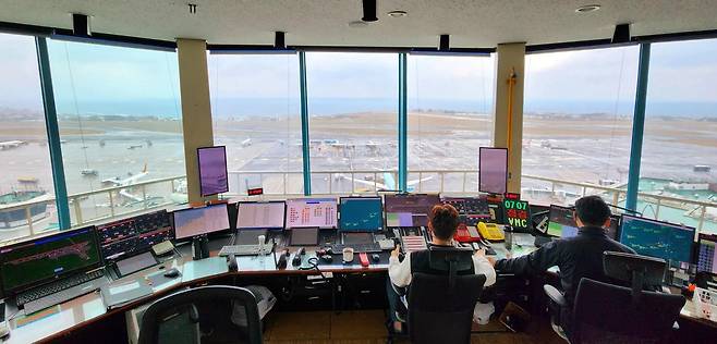 바쁘게 돌아가는 제주공항 관제탑     (제주=연합뉴스) 변지철 기자 = 지난 1월 27일 촬영한 제주공항 관제탑 내부 모습. 제주지방항공청 소속 관제사들이 근무하고 있다. 2023.2.1