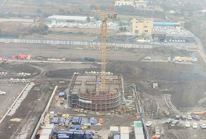 건설 중인 제주공항 새 관제탑     (제주=연합뉴스) 변지철 기자 = 지난 1월 27일 제주공항 관제탑에서 촬영한 건설 중인 제주공항 새 관제탑의 모습. 2023.2.1
