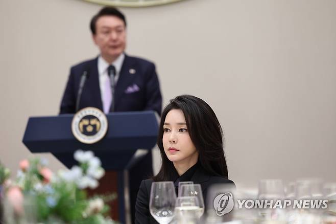 주한 외교단을 위한 신년인사회 참석한 김건희 여사 (서울=연합뉴스) 안정원 기자 = 김건희 여사가 31일 청와대 영빈관에서 열린 주한 외교단을 위한 신년인사회에서 윤석열 대통령 오찬사를 경청하고 있다. 2023.1.31 [대통령실 제공. 재판매 및 DB 금지] jeong@yna.co.kr