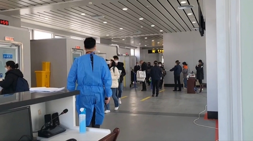 중국 입국해 PCR 검사 받는 한국발 승객들 중국이 한국발 입국자에 대한 코로나 검사를 실시하기로 한 첫날인 1일 중국 웨이하이 공항으로 입국한 사람들이 PCR 검사 장소에서 대기하고 있다. 중국은 중국 국민을 제외한 외국인을 대상으로만 검사를 실시했다. [익명 독자제공 영상 캡처]