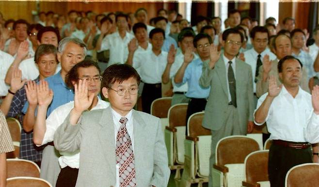 1998년 9월 서울시내 인문계 고교 교무부장둘이 서울시교육청 강당에서 불법 고액과외 추방을 위한 자정결의대회를 진행하고 있다. (사진=연합뉴스)