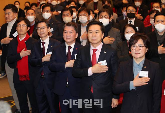 국민의힘 당대표 후보로 나선 김기현(오른쪽 두번째부터), 안철수, 조경태 의원(사진=노진환 기자)