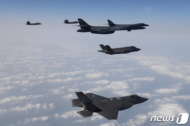 한미 공군이 1일 서해 상공에서 연합공중훈련을 하고 있다. 이날 훈련에는 우리측의 F-35A 전투기와 미측의 B-1B 전략폭격기 및 F-22·F-35B 전투기 등이 참여했다. (국방부 제공) 2023.2.2/뉴스1