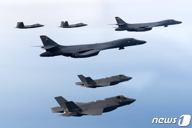 한미 양국 군이 1일 서해 상공에서 연합공중훈련을 하고 있다. 이날 훈련엔 우리 군 F-35A 전투기와 미군 B-1B 전략폭격기 및 F-22·35B 전투기가 참여했다. (국방부 제공) 2023.2.2/뉴스1