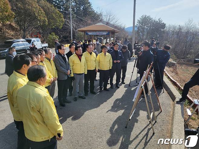 경남도의회 의장단과 장충남 남해군수가 2일 남해군 서면 작장리 남해~여수 해저터널 건립 예정지에서 경과보고를 받고 있다. 2023.2.2 뉴스1/한송학기자