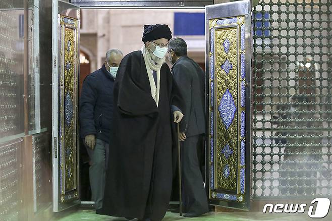 아야톨라 세예드 알리 하메네이 이란 최고지도자가 31일(현지시간) 테헤란에 있는 이슬람 혁명 지도자 아야톨라 루홀라 호메이니의 파리 망명 귀국 44주년을 맞아 그의 묘소를 찾고 있다. ⓒ AFP=뉴스1 ⓒ News1 우동명 기자