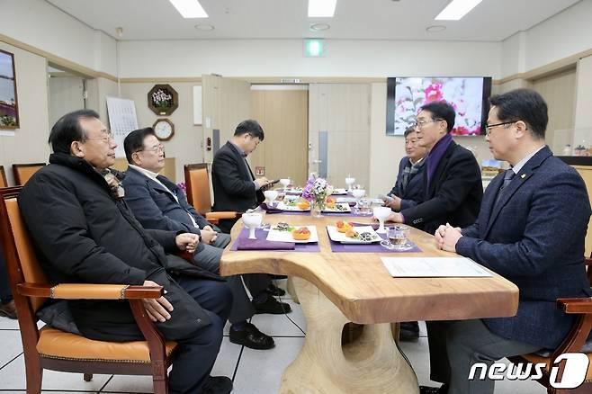 문금주 전라남도 행정부지사가 2일 국가균형발전 정책 논의차 전남을 방문한 우동기 국가균형발전위원장 등에게 전라선 고속철도 등 5건의 지역 현안을 건의하고 있다.(전남도 제공) 2023.2.2/뉴스1