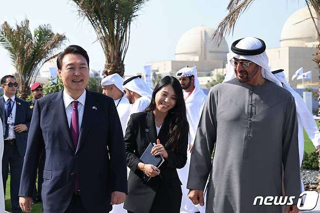 윤석열 대통령과 모하메드 빈 자이드 알 나흐얀 아랍에미리트(UAE) 대통령이 16일 오후(현지시간) UAE 아부다비 알다프라 바라카 원자력 발전소에서 열린 3호기 가동 기념식에 참석하고 있다. (대통령실 제공) 2023.1.18/뉴스1 ⓒ News1 안은나 기자