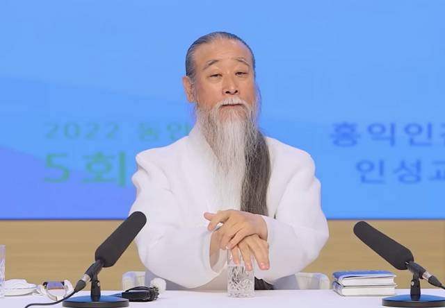 2일 한 매체는 부승찬 전 국방부 대변인 발언을 근거로 "윤 대통령의 관저를 결정하는 과정에서 천공(사진)이 개입했다는 주장이 사실로 확인됐다"고 보도했다. /정법시대 유튜브 갈무리