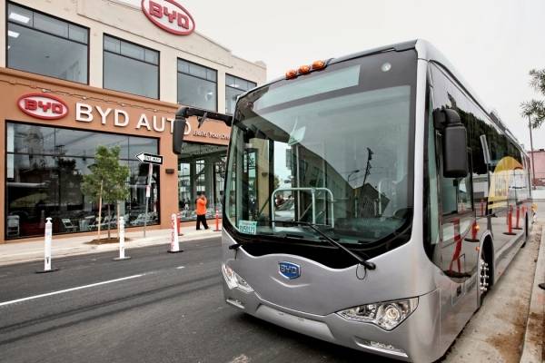 정부가 전기버스 등 전기승합차에 대해 배터리 에너지밀도 증을 고려, 전기차 지원금을 최대 5천만원까지 차등 지급한다.