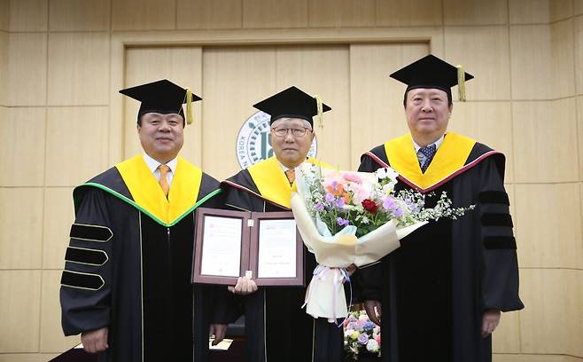 이인정 회장(가운데)이 한국 산악계 발전에 기여한 공로로 명예 박사 학위를 받았다. /대한산악연맹