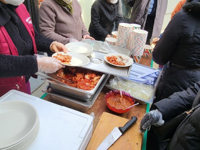 2일 대구 북구 대현동 이슬람사원(모스크) 공사장 앞에서 사원 건립을 반대하는 주민들이 이슬람 문명권에서 식육으로 먹는 것을 금기시하는 돼지고기 수육 등을 먹는 행사를 하고 있다. 뉴스1