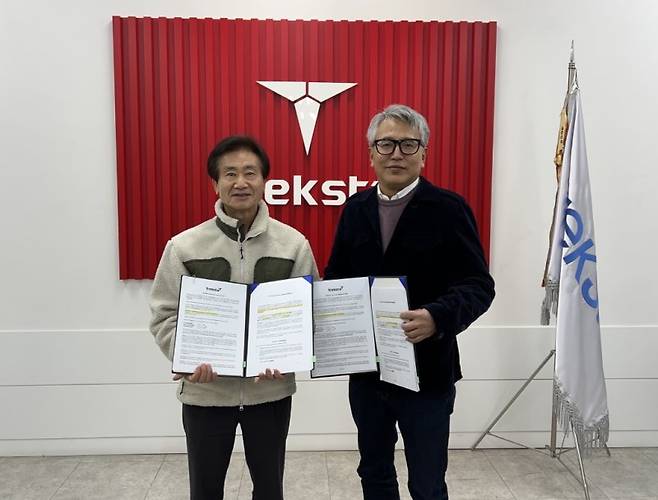 트렉스타 권동칠 대표이사(왼쪽)와 티아이시 코퍼레이션 히토시가루베 CEO가 일본 정식 수출 판매 유통계약을 체결하고 기념사진을 찍고 있다. 트렉스타 제공