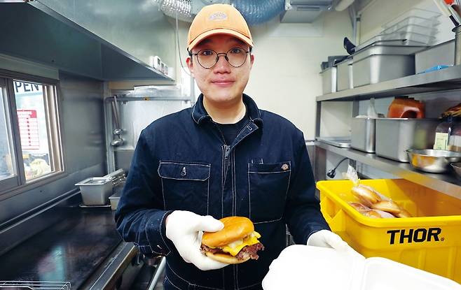 서대문구 신촌 박스퀘어에 입점한 수제 버거점 버저비터 바스켓 주인 한경수씨가 26일 오전 주문받은 버거를 만들어 보였다.