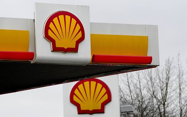 석유 기업 셸의 로고가 달린 영국 런던 주유소의 모습. AP 연합뉴스
