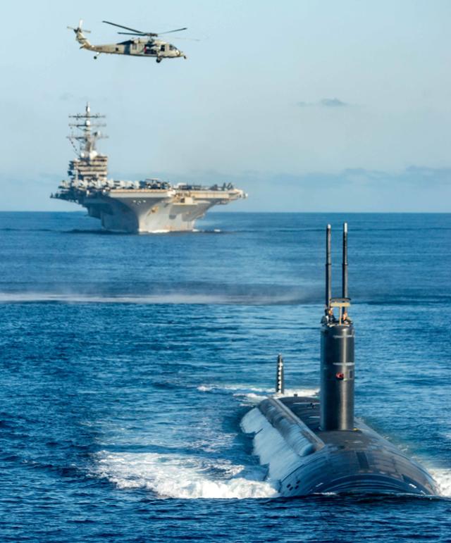 한미일 대잠전 훈련에 참가한 미측 전력이 지난해 9월 30일 동해 공해상에서 기동훈련을 하고 있다. 사진은 앞쪽부터 美 원자력추진 잠수함 애나폴리스함(SSN-760), 美 원자력추진 항공모함 로널드 레이건함(CVN), 美 해상작전헬기(MH-60, 시호크). 해군 제공