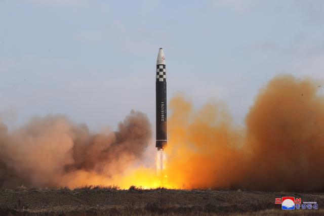지난해 11월 18일 북한의 신형 대륙간탄도미사일 화성-17형이 시험 발사되고 있다. 조선중앙통신·연합뉴스