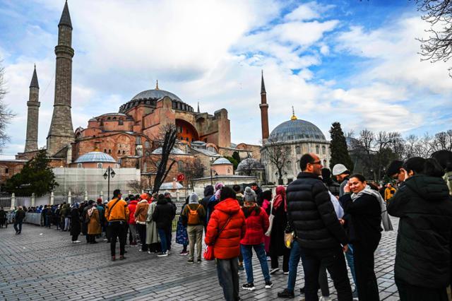 관광객들이 지난달 10일 튀르키예 이스탄불 아야소피아 모스크 입장을 기다리고 있다. AFP 연합뉴스