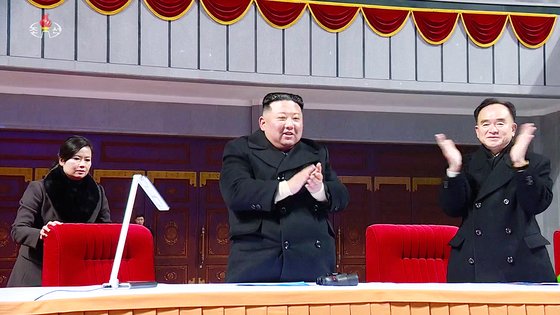 북한 김정은 국무위원장의 참석하에 지난해 12월 31일 저녁 평양 5월 1일 경기장에서 신년경축대공연이 열렸다고 조선중앙TV가 2일 보도했다. 사진 조선중앙TV 화면