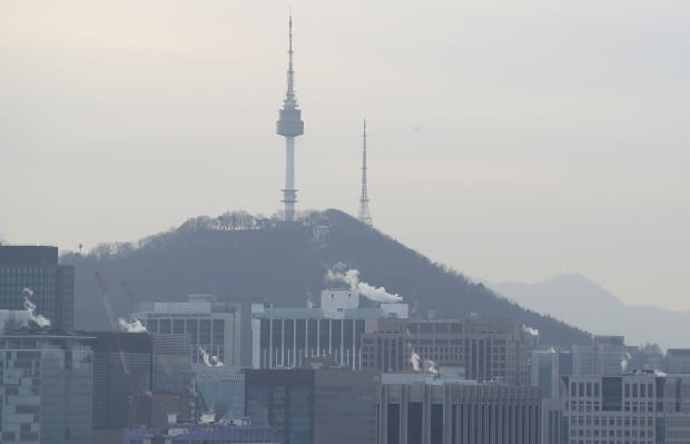 찬 공기가 남하하면서 서울 아침 최저 기온이 영하 5도까지 내려간 2일 오전 서울 종로구 청운공원에서 바라본 도심 빌딩에서 난방 수증기가 모락모락 피어오르고 있다. 사진=뉴스1