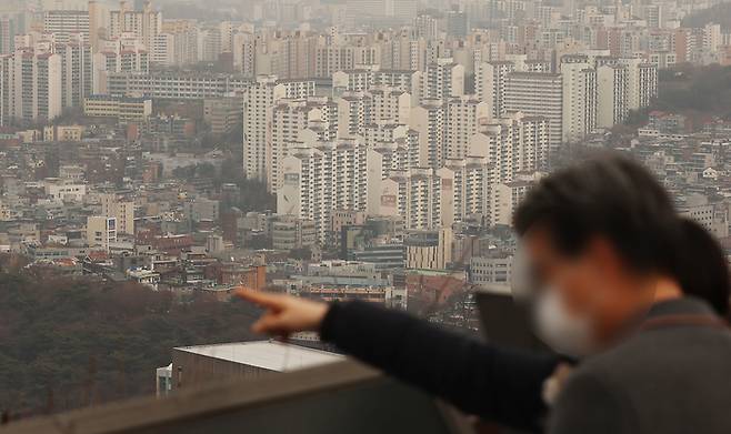 서울 남산에서 바라본 시내 아파트 단지의 모습.  연합뉴스