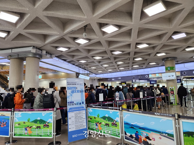 지난해 11월 제주공항 내 출발장에 줄 선 관광객. 박미라 기자