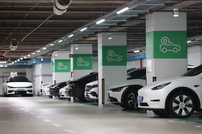 서울 강남구 한 빌딩에서 충전 중인 전기차들. 연합뉴스