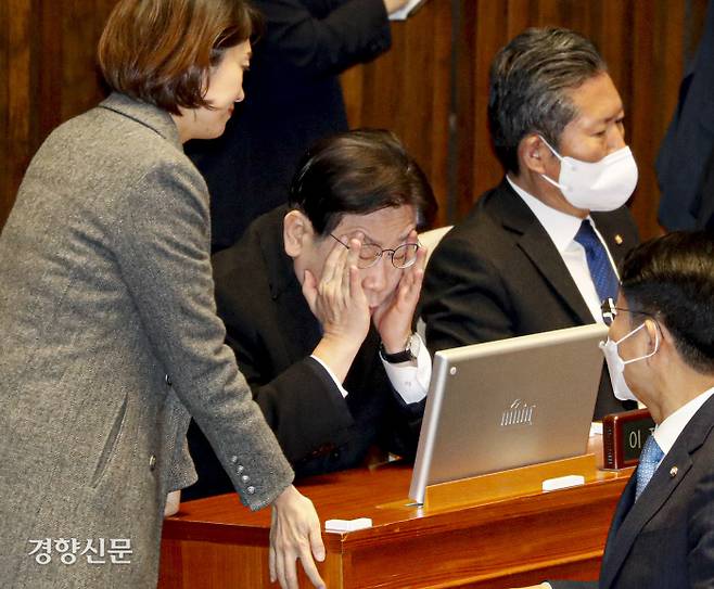 생각은 많아지고… 이재명 더불어민주당 대표가 2일 국회에서 열린 제403회 국회(임시회) 본회의에서 고민정 최고위원, 조정식 사무총장과 대화하며 생각에 잠겨 있다. 문재원 기자