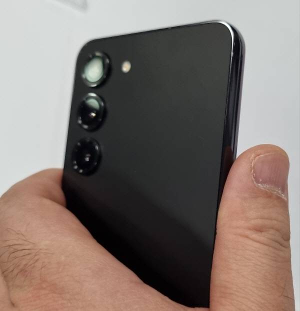 갤럭시 S23 모델 후면. 정옥재 기자