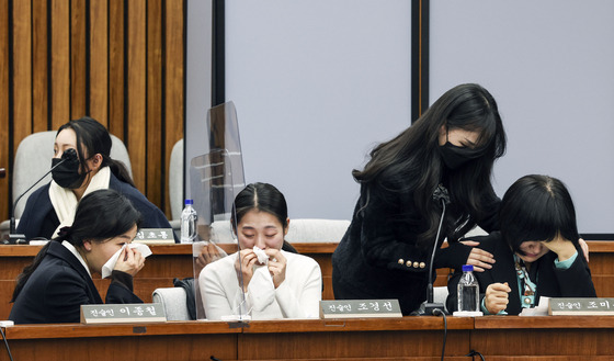 Families of the Itaewon crush victims break in to tears during a committee meeting held in the National Assembly on Jan. 12. [JOONGANG ILBO]