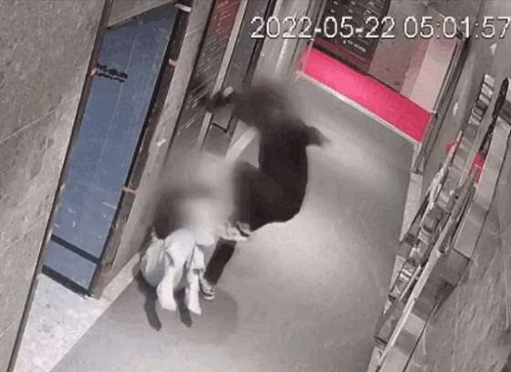 지난해 발생한 '부산 서면 돌려차기 사건' 당시 CCTV 원본 영상이 공개됐다. JTBC '사건반장' 캡처