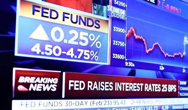 NYSE 입회장 내 방송 모니터에 금리 인상 속보가 뜬 모습 / 사진=연합뉴스
