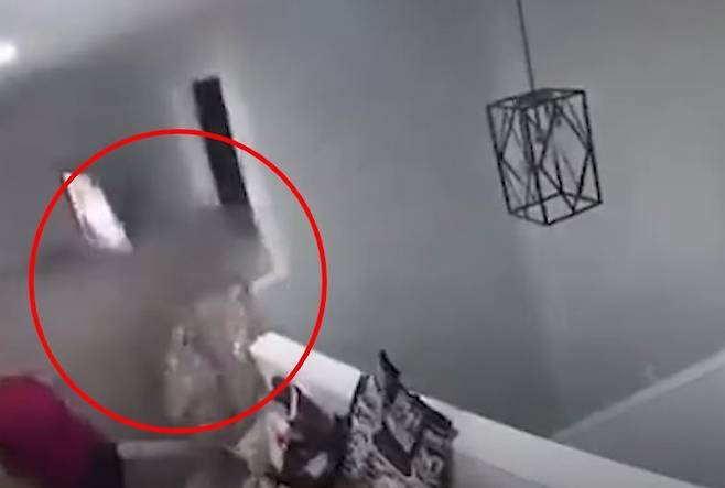 1월 30일 자정 무렵 캐롤린 사사키(65)의 집을 관통한 1.5m 바위/사진=유튜브 캡처