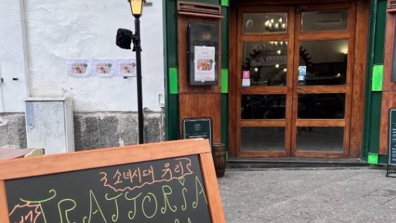 이탈리아 나폴리에 등장한 백반집 ‘메뉴판’. [사진출처 = 팬페이지]