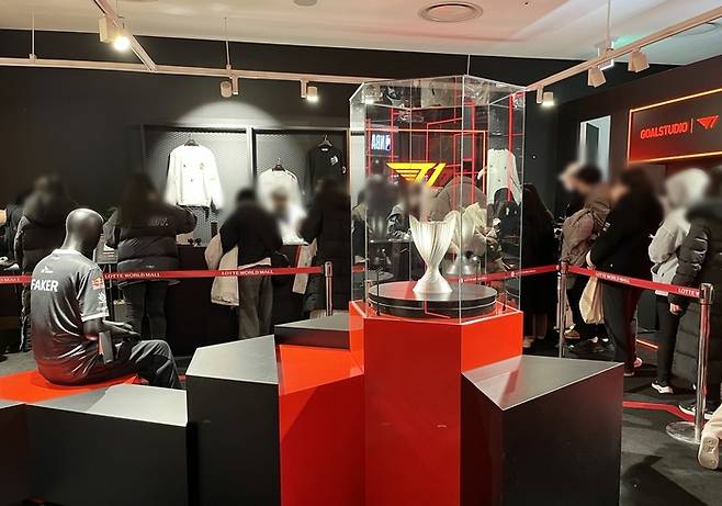 서울 잠실 롯데월드몰 지하 1층에서 진행 중인 ‘T1’ 팝업스토어. [최아영 기자]