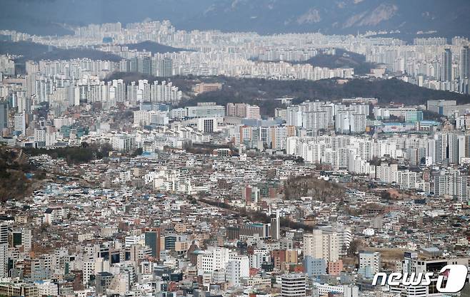 서울 중구 남산에서 바라본 주택 및 아파트 단지. /사진제공=뉴스1