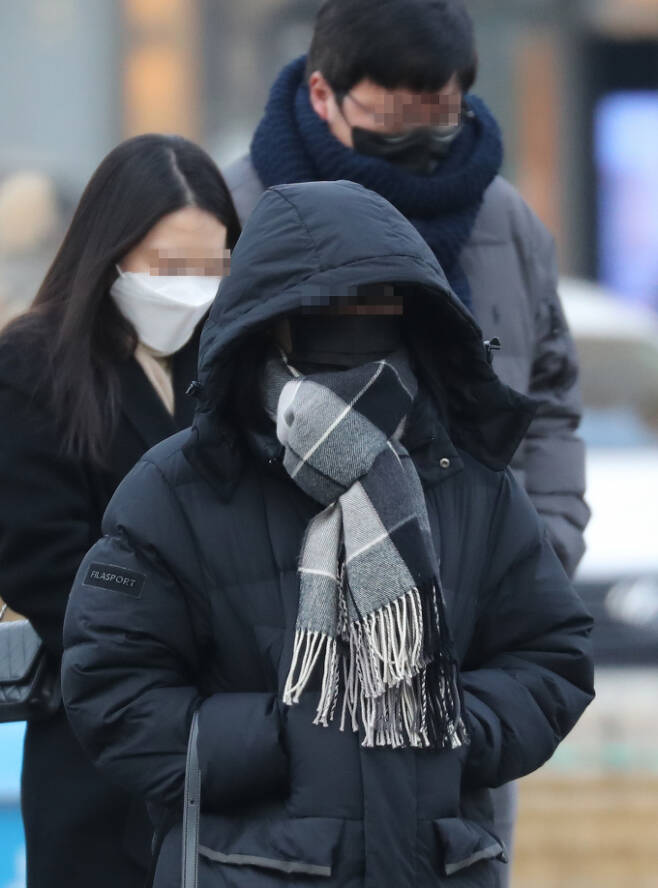 2일은 아침 최저기온은 영하 12도까지 떨어지면서 추울 전망이다. 사진은 지난달 26일 서울 종로구 광화문광장을 걷는 시민. /사진=뉴스1