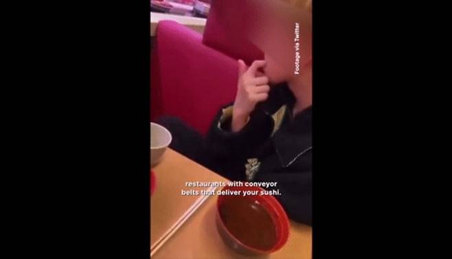 일본 회전초밥 식당에서 손님들이 초밥에 침을 묻히는 등 도 넘은 행동을 하면서 논란이 일자 식당 측은 "고객을 불쾌하게 만들어 매우 유감"이라며 "법적 조치를 취할 것"이라고 발표했다. 사진은 손님이 침을 묻히는 모습. /사진=트위터 캡처