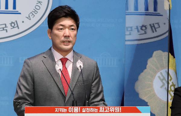 이용 국민의힘 의원이 3·8 전당대회 최고위원 출마를 선언했다. 사진은 2일 서울 여의도 국회 소통관에서 기자회견을 갖고 국민의힘 최고위원 경선 출마를 선언하는 이 의원. /사진=뉴스1