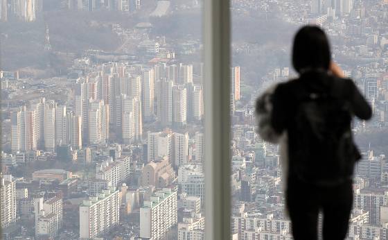 2일 국토교통부 실거래가 공개시스템 분석 결과 지난해 전국 아파트 전·월세거래량은 총 105만9306건, 전·월세거래량 중 월세계약은 9만8810건으로 각각 통계 작성 이래 최고치를 기록했다. 연속적으로 오른 금리에 대출 이자 부담이 커지자 집을 사려던 이들이 전·월세로 눈을 돌린 것이 그 원인으로 지목된다./사진=뉴스1