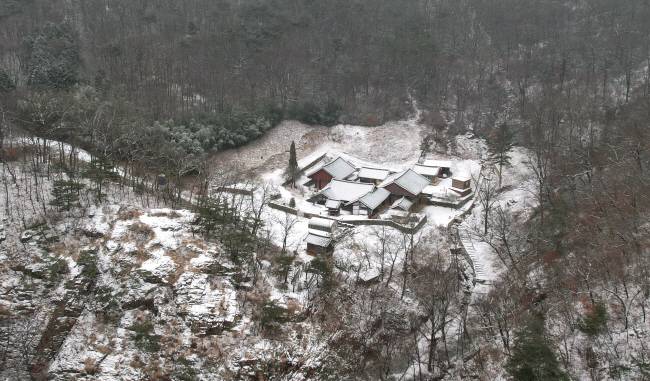 안도현 시인이 자신의 시에서 ‘잘 늙은 절’이라고 한 화암사. 산중의 절집에 눈이 내려 쌓였다.