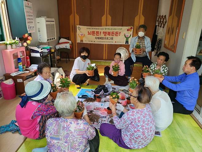 [울산=뉴시스]울산 남구 야음장생포동이 지역 경로당에서 운영한 치매예방프로그램. (사진=울산 남구 제공) photo@newsis.com *재판매 및 DB 금지