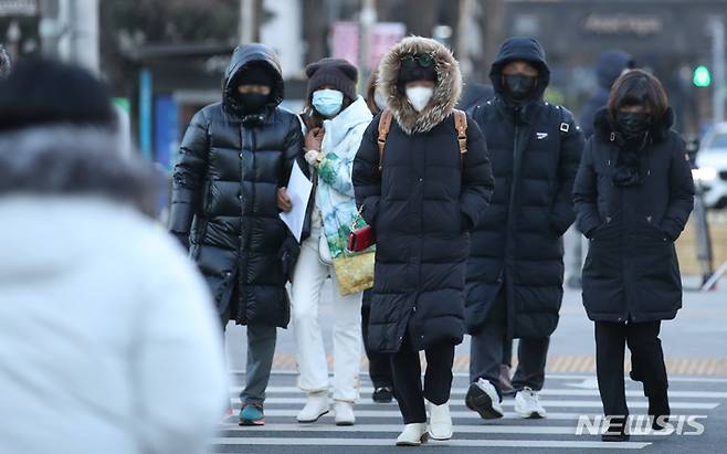 [서울=뉴시스] 김진아 기자 = 서울 아침 최저 기온이 영하 18도까지 떨어지는 등 전국 대부분의 지역에 한파특보가 발효된 지난달 25일 오전 서울 광화문네거리에서 시민들이 출근하고 있다. 2023.01.25. bluesda@newsis.com