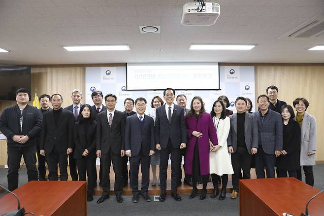 [서울=뉴시스] 정병혁 기자 = 한훈 통계청장이  2일 광주통합청사 호남지방통계청을 방문해 업무보고를 받은 뒤 직원들과 함께 기념촬영을 하고 있다.(사진=통계청 제공) 2023.02.02. photo@newsis.com *재판매 및 DB 금지