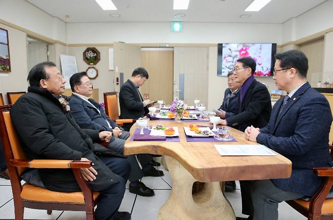 문금주 전남도 행정부지사와 박우량 신안군수(오른쪽)가 우동기 균발위원장과 이정현 전 의원(왼쪽)에게 전남 현안사업을 건의하고 있다. 전라남도 제공